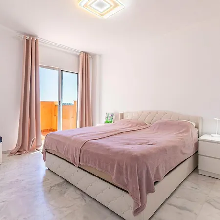 Apartment Comfortable With Pool In Pass The Keys